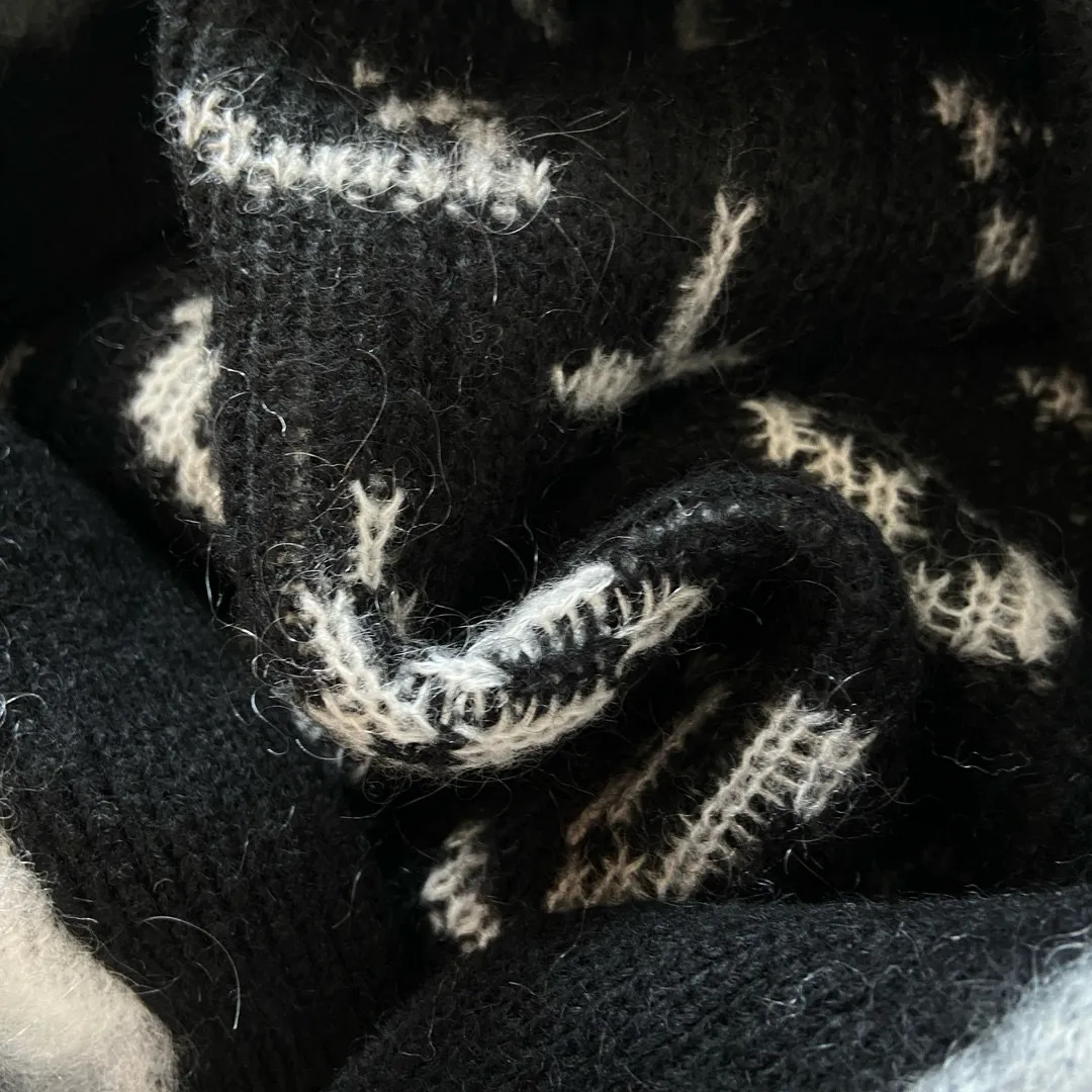 🅿️740 🀄️ Louis Vuitton Louis Vuitton's exclusive version. LV's new cardigan is made of rich and finely milled mohair. It uses elegant tones to highlight the full-length LV Monogram pattern. It is comfortable and warm to wear. It can be paired with simple casual pants or trousers to create a classic look with excellent texture. The same style for men and women. One-to-one sale on the official website